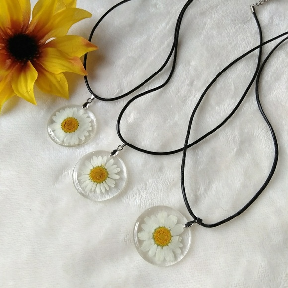 FLASH SALE Daisy Necklace - Flower Jewelry - Picture 3 of 4